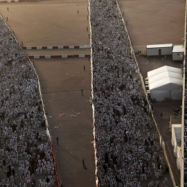 Miles de peregrinos musulmanes caminan por Mina, cerca de La Meca. - REUTERS