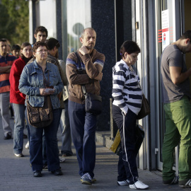 Una cola delante de una oficina del Servicio de Empleo de la Comunidad de Madrid. REUTERS