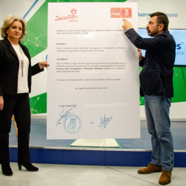 Toni Martín, a la derecha, con el documento a tamaño gigante. PP