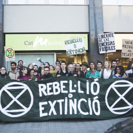 La plataforma Rebel·lió o Extinció es manifesta davant la seu de Catalunya Ràdio de Barcelona.