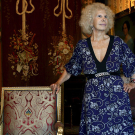 La duquesa de Alba posa en el palacio de Dueñas. EFE