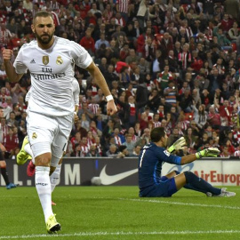 Karim Benzema celebra uno de sus dos goles en el nuevo San Mamés. /EFE