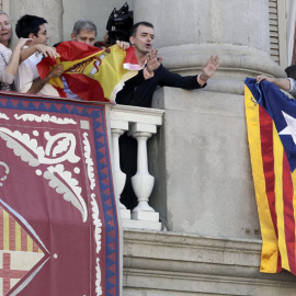 Momento en el que Alberto Fernández Díaz, del PP,  intenta sacar la bandera española en el balcón del Ayuntamiento de Barcelona. / EFE