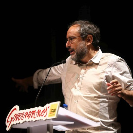 El candidato a la presidencia de la Generalitat por la CUP, Antonio Baños, interviene en el acto político que se celebra esta noche en Cornellà de Llobregat (Barcelona), de cara a las elecciones del 27S. EFFE/Toni Albir