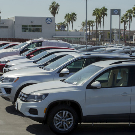 Vehículos nuevos y de segunda mano en un concesionario de  Volkswagen en la localidad californiana de San Diego (EEUU). REUTERS/Mike Blake