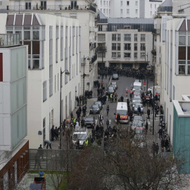 Vista general del despliegue de oplicías, bomberos y sanitarios en la zona donde se sitúa la redacción de la revista satírica 'Charlie Hebdo' REUTERS/Philippe Wojazer