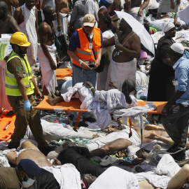 Peregrinos reciben atención médica tras una avalancha de gente en La Meca en Arabia Saudí. EFE/Ahmed Yosri