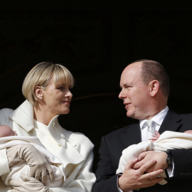 El príncipe Alberto II de Mónaco y su esposa, Charlène muestran a sus hijos, Jaime y Gabriela, durante su presentación oficial en el balcón del palacio del Principado. EFE/SEBASTIEN NOGIER