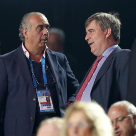 El presidente de la FEB José Luis Sáez (i) y el presidente del Consejo Superior de Deportes Miguel Cardenal, antes del comienzo de la semifinal del Eurobasket entre España y Francia. /EFE