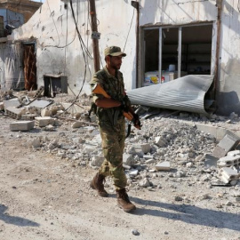 Un rebelde sirio de uno de los grupos apoyados por Turquía en la localidad de Jarablus. - REUTERS