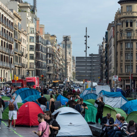 Unos 150 jóvenes, la mayoría universitarios, han pasado la noche acampados en casi un centenar de tiendas de campaña instaladas en la plaza de la Universitat, en Barcelona. /EFE