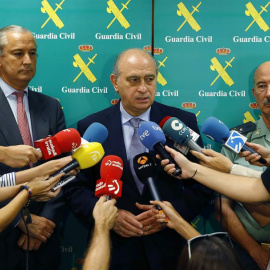 El ministro del Interior, Jorge Fernández Díaz (c), tras reunirse hoy con los responsables de Información de la Guardia Civil para felicitarles por la detención de la cúpula de ETA.- EFE/J.P. Gandul