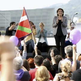 La alcaldesa de Barcelona, Ada Colau (c), ha intervenido hoy en la campaña electoral vasca para mostrar su apoyo a la candidata a lehendakari de Elkarrekin Podemos, Pili Zabala (2-i), en un acto político en San Sebastián. EFE/