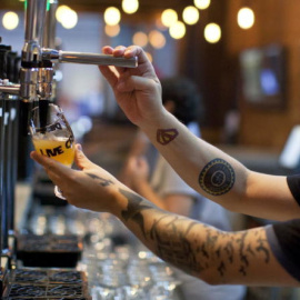 La hostelería es el sector que más sufre las horas extra no pagadas. -EFE