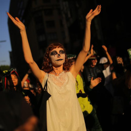Manifestantes disfrazados participan en una protesta de Extinction Rebellion. EFE