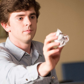 Freddie Highmore, en un episodio de 'The Good Doctor'. AXN