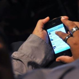 Un joven usa un teléfono móvil. /EFE