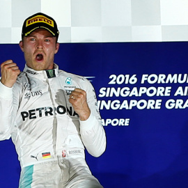 El alemán Nico Rosberg celebra su victoria en Singapur. REUTERS/Jeremy Lee