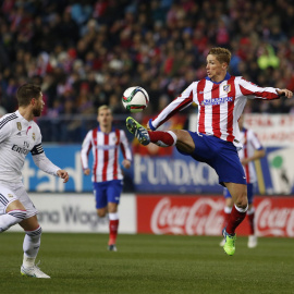 Torres controla un balón durante el partido. REUTERS/Susana Vera