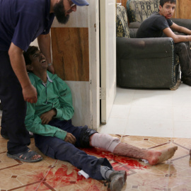 Un civil herido durante el bombardeo del ejército de Al Asad en la ciudad de Dael, al sur de Siria.- REUTERS