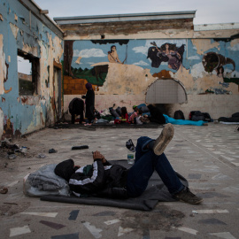 Un refugiado duerme entre las ruinas de una casa abandonada, cerca del campamento de refugiados sirios de Kara Tepe, en Lesbos, Grecia.- JAVI JULIO / NERVIO FOTO