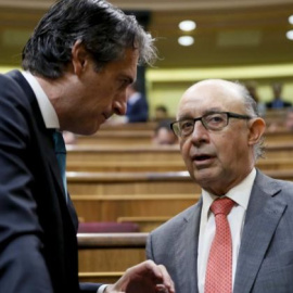 El ministro de Hacienda, Cristóbal Montoro, y el de Fomento, Íñigo de la Serna, en el Congreso de los Diputados. EFE