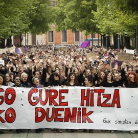 Imagen de archivo de una de las manifestaciones ante el Palacio de Justicia de Navarra para mostrar su rechazo a la sentencia de 'La Manada'. EFE/Villar López