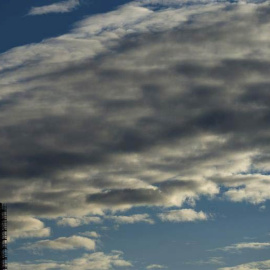 El logotipo de Volkswagen al amanecer en su planta de Wolfsburgo (Alemania). / Julian Stratenschulte (EFE)