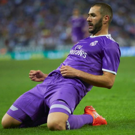 Karim Benzema celebra su gol, segundo del Real Madrid frente al Espanyol. - EFE