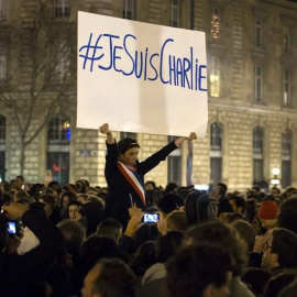 Miles de personas asisten  este miércoles a una concentración de rechazo por el atentado contra el semanario 'Charlie Hebdo' en la Plaza de la República de París. EFE / IAN LANGSDON