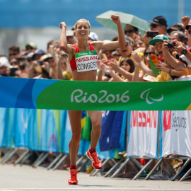 La española Elena Congost cruza la línea de meta en el maratón de los Paralímpicos. /EFE