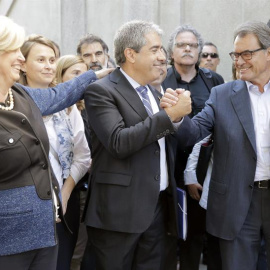 El exconseller Francesc Homs (c), acompañado por el expresidente catalán Artur Mas y la exconsellera de Educación, Irene Rigau, a su llegada al Tribunal Supremo donde declara hoy como investigado por su papel en la consulta soberanista del 