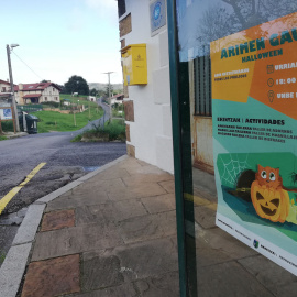 Cartel sobre la "Arimen gaua" o "Noche de las almas" colocado en Laukiz, un pequeño municipio de Bizkaia. D.A.