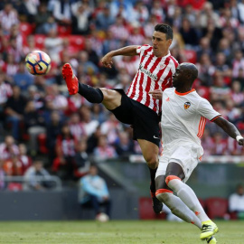 El delantero del Athletic Aritz Aduriz (i) supera al defensa francés del Valencia Eliaquim Mangala para conseguir el segundo gol. /EFE