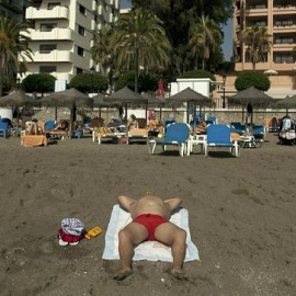 Bañistas en la playa de Marbella (Málaga). REUTERS