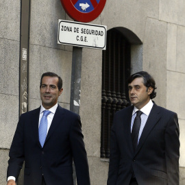 El exconsejero de Presidencia de la Comunidad de Madrid Salvador Victoria (izq). con su abogado, llega a la Audiencia Nacional. EFE/FERNANDO ALVARDO