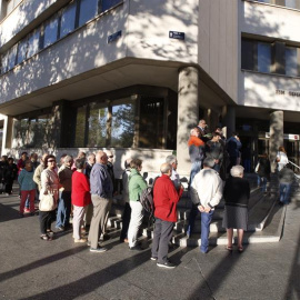 Algunas de las personas afectadas por el caso de las preferentes de Caja Madrid se han concentrado hoy frente a las puertas de los juzgados de Plaza de Castilla, donde se celebra la última vista por la macrodemanda de Adicae en una sesión e