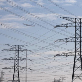 Torres de alta tensión a las afueras de Madrid. REUTERS/Paul Hanna