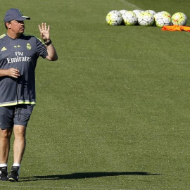 Rafa Benítez dirige el entrenamiento del Real Madrid en Valdebebas. /EFE