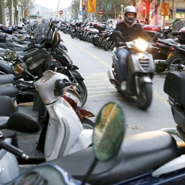 Un motorista busca sitio para aparcar. EFE