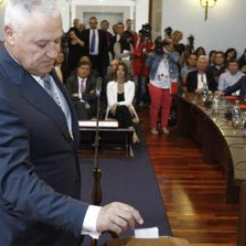 El socialista Manuel Martínez emite su voto durante la elección del nuevo presidente de la Diputación de Lugo, que terminó siendo del PP. Archivo EFE