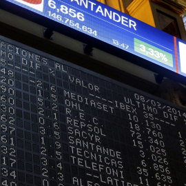 La cotización del Banco Santander en uno de los paneles de la Bolsa de Madrid. EFE