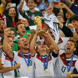 Los jugadores de Alemania, con el trofeo de la Copa del Mundo ganado en Brasil.