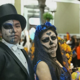 Dos personas disfrazas en Puebla. FOTOS: QUERALT CASTILLO CEREZUELA