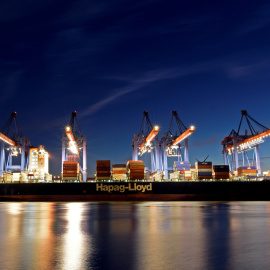 Un portacontenedores de Hapag Lloyd carga en la terminal marítima de Altenwerder, en el puerto de Hamburgo. REUTERS / Fabian Bimmer