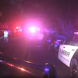 01/11/2019 Policías frente a una casa donde se produjo un tiroteo en una fiesta de Halloween en California. / CAPTURA - YOUTUBE