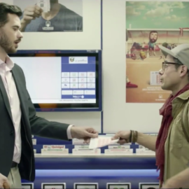 Imagen de la campaña  'Dos hombres y un boleto', de la Sociedad Estatal de Loterías y Apuesta del Estado (SELAE)