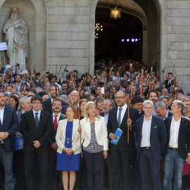 Carles Puigdemont en el acto donde recibió a los más de 700 alcaldes que facilitaron el 1-O. /EFE