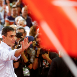 El presidente del Gobierno en funciones y candidato del PSOE, Pedro Sánchez, en un acto de campaña en Sevilla.- JAVIER BARBANCHO / REUTERS