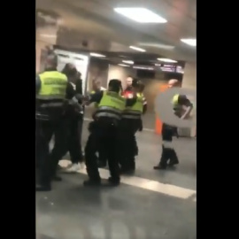 Fragment del vídeo de l'agressió d'agents de seguretat contra un passatger jove racialitzat. Es Racismo